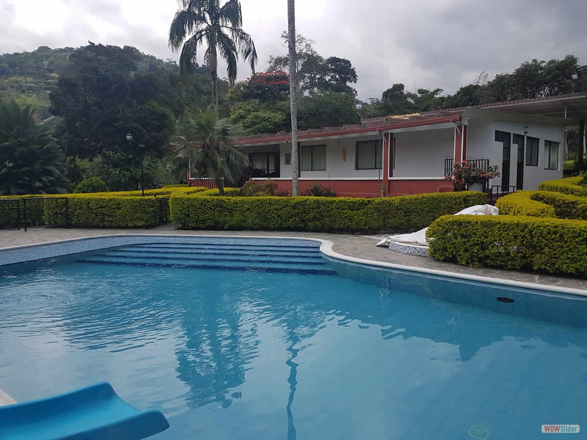 1_piscina_fachada